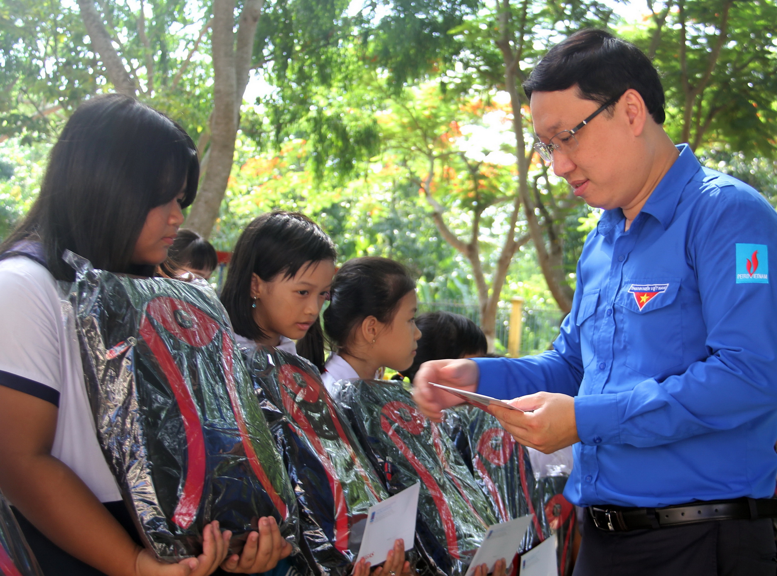 Tặng 20 xuất học bổng cho học sinh nghèo vượt khó